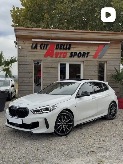 BMW Série 1 devant le chalet de La Citadelle Auto Sport