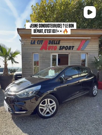 Renault Clio devant le chalet de La Citadelle Auto Sport