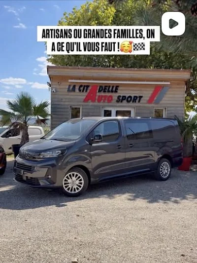 Utilitaire Van devant le chalet de La Citadelle Auto Sport
