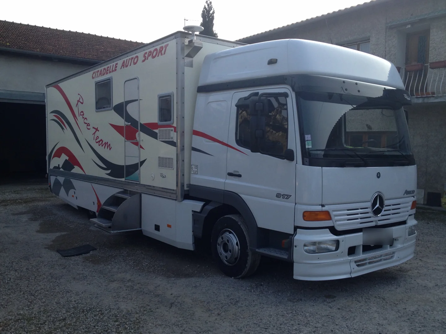 Le camion Citadelle Auto Sport Race Team, blanc aux couleurs du garage