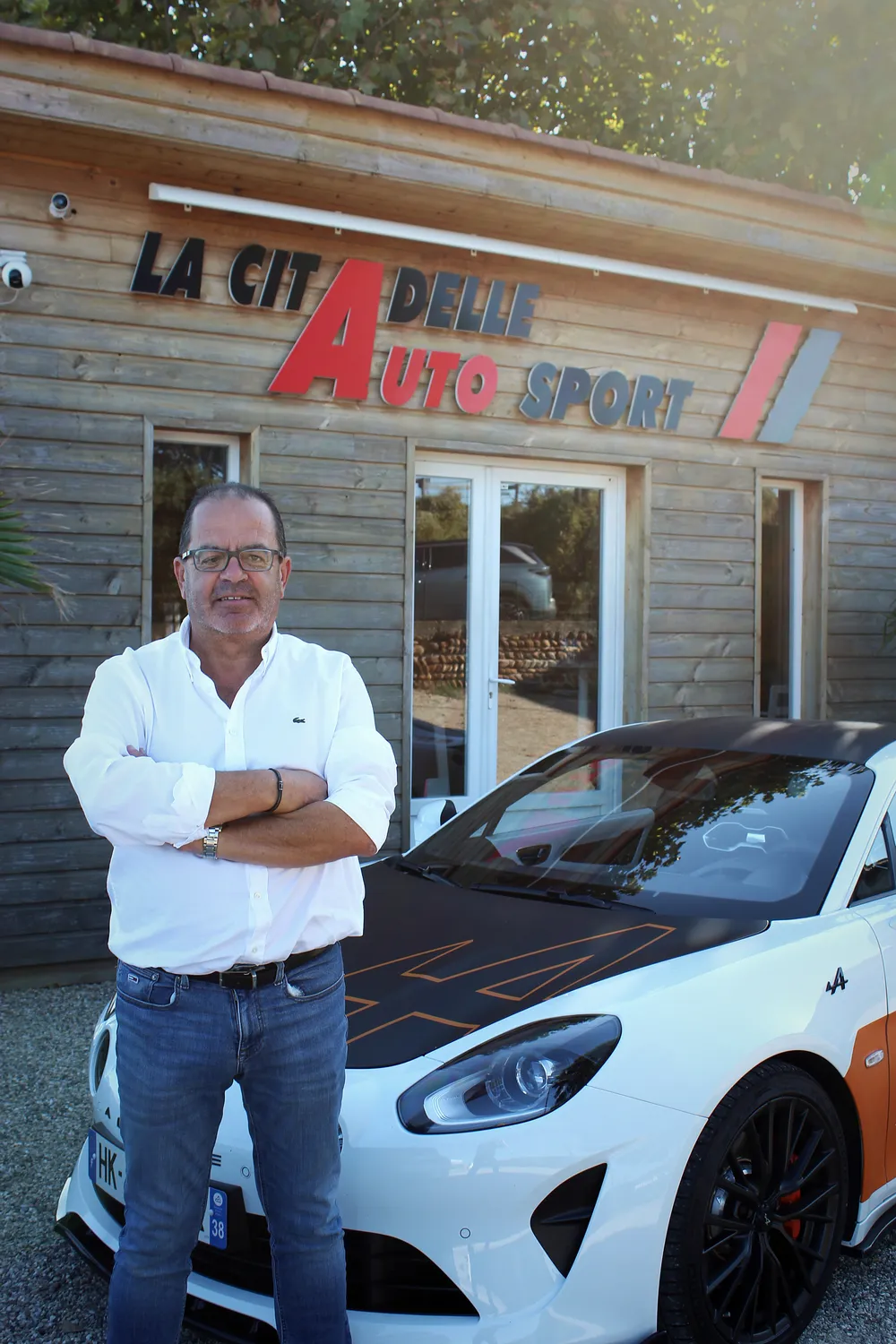 Nicolas Buisson, bras croisés devant le chalet La Citadelle Auto Sport