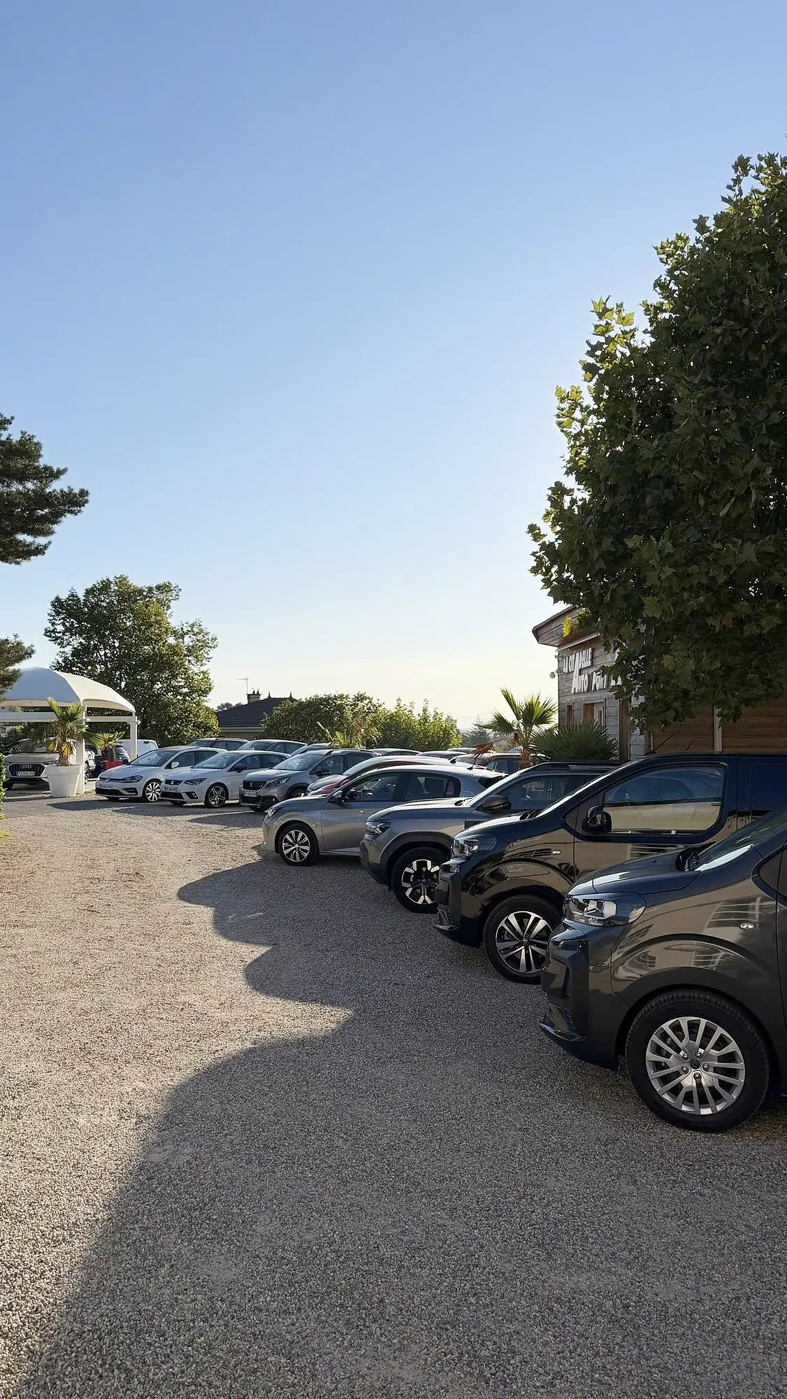 La rangée de véhicules d'occasion sur le parc de La Citadelle Auto Sport